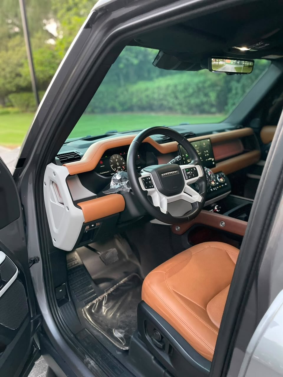 Land Rover Defender 2024 photo 2