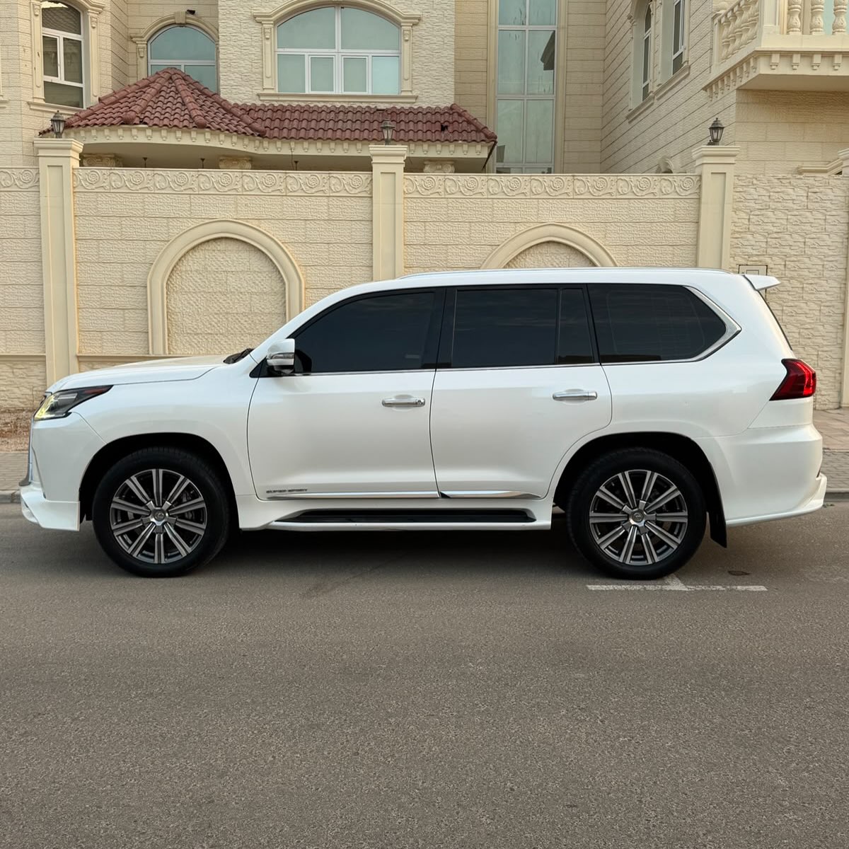 لكزس LX 2017 صورة 3
