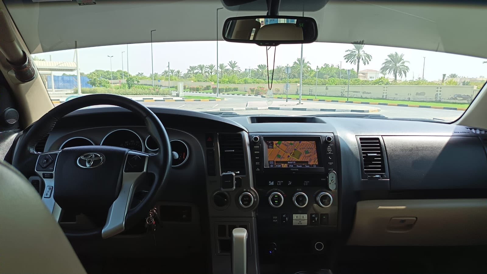 Toyota Sequoia 2014 photo 2
