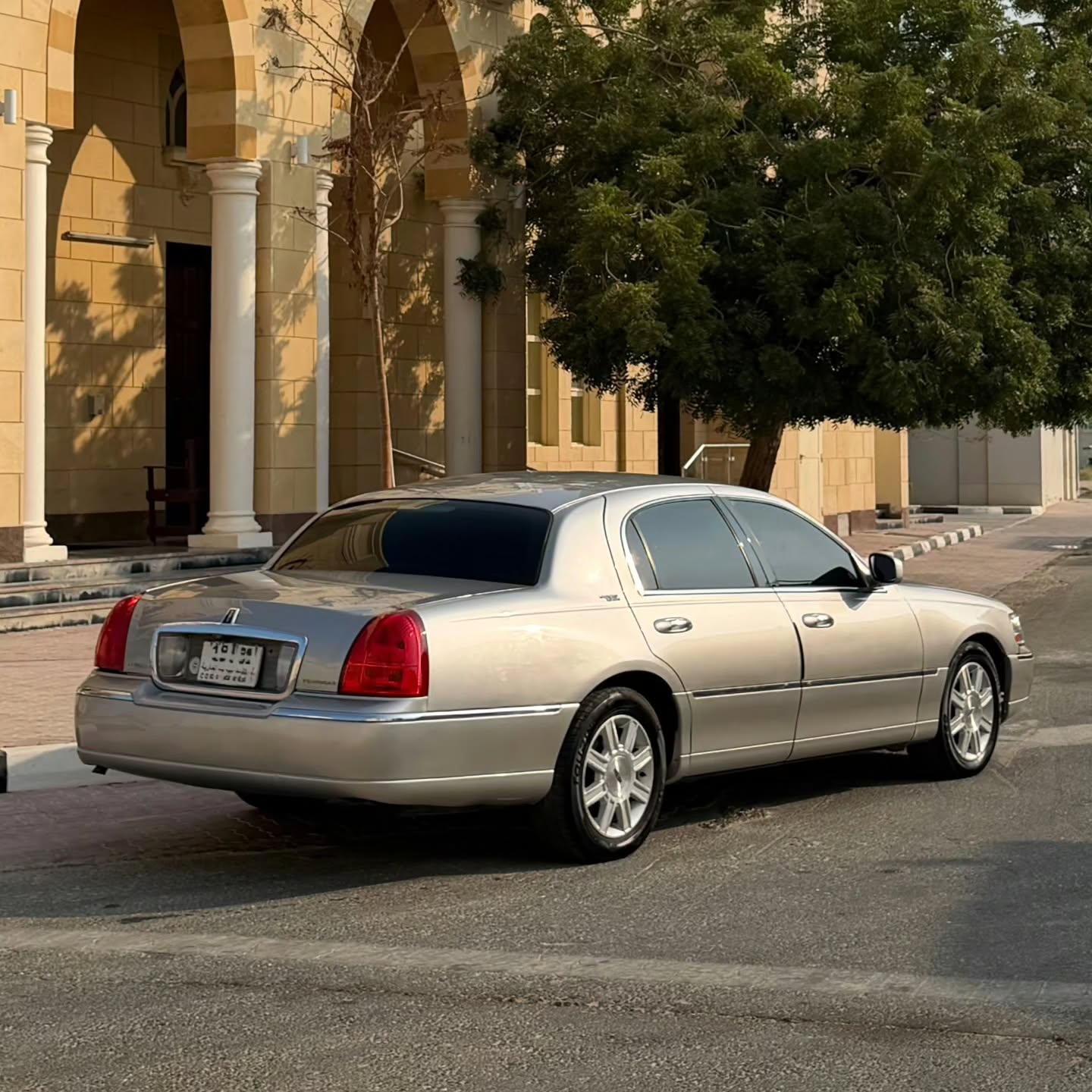 لينكولن تاون كار 2011 صورة 3