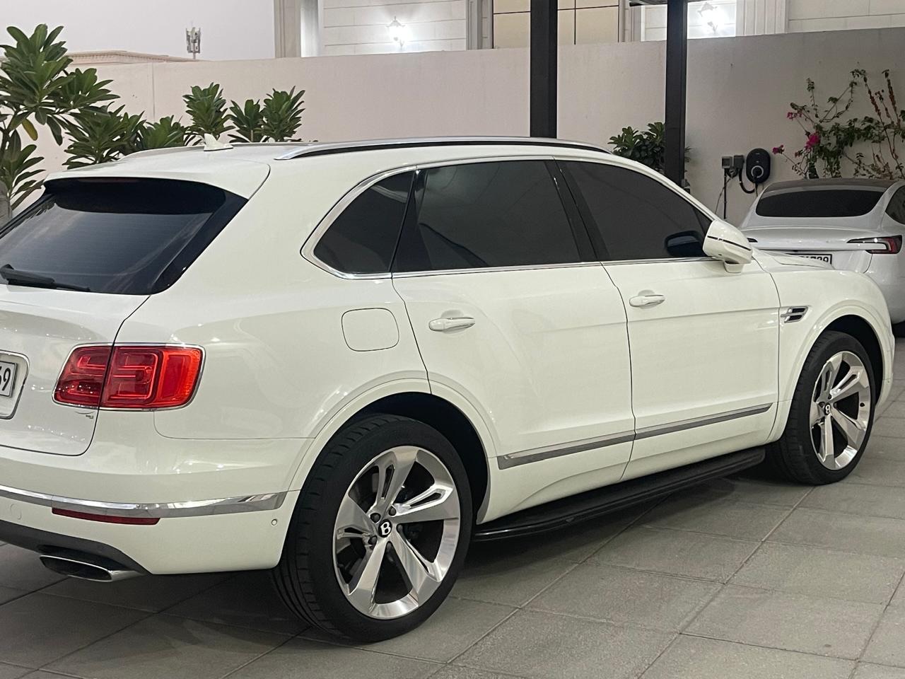 Bentley Bentayga 2018 photo 2